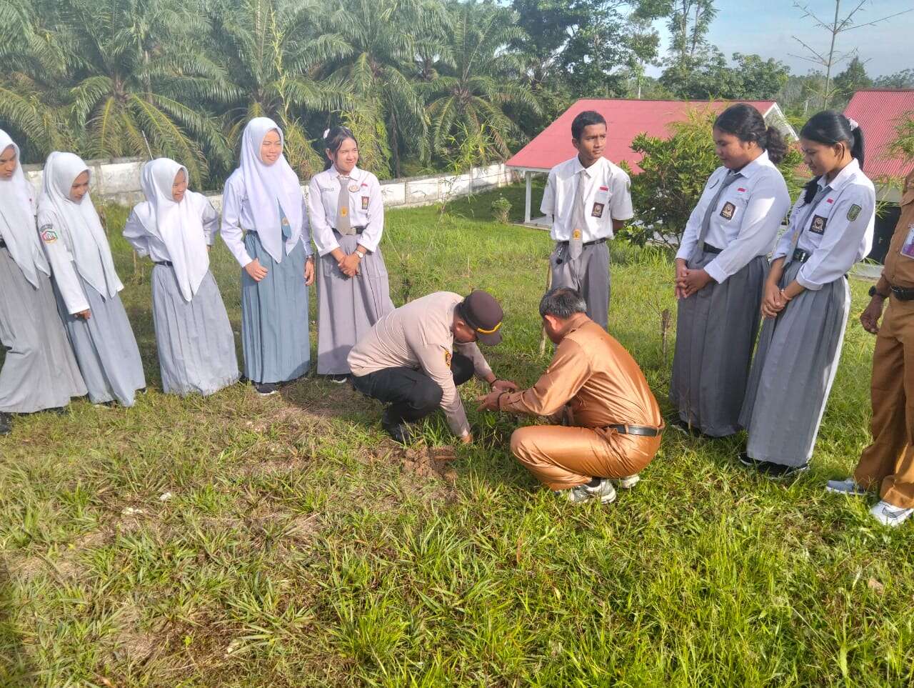 PROGRAM PENGHIJAUAN DARI POLRES ROKAN HULU 2025